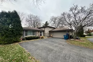 48 S Country Squire Rd, Palos Heights, IL 60463 - Photo 1