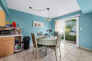 712 Scarbrough Circle, Hoffman Estates, IL 60169 - Photo 4