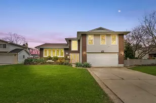 912 N Sumac Ln, Mount Prospect, IL 60056 - Photo 1