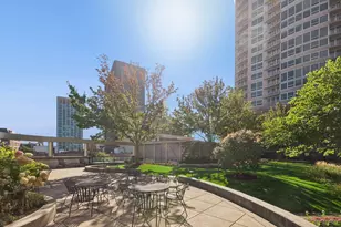 807 Davis St, Evanston, IL 60201 - Photo 16