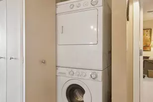 807 Davis St, Evanston, IL 60201 - Photo 14