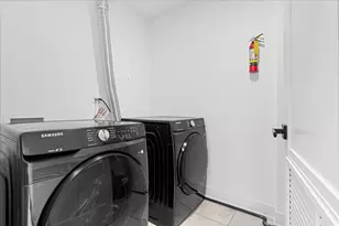 3653 W Barry Ave, Chicago, IL 60618 - Photo 14