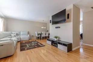 6 Forest Ln, Elk Grove Village, IL 60007 - Photo 2