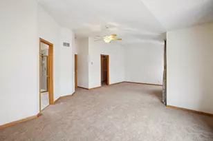 26 Blue Stem Ct, Streamwood, IL 60107 - Photo 10