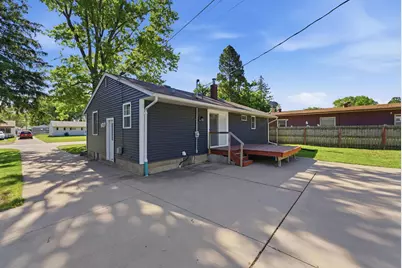 2210 N Fairmount Street, Davenport, IA 52804 - Photo 4