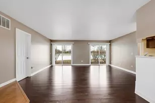 429 Sandhurst Cir, Glen Ellyn, IL 60137 - Photo 6