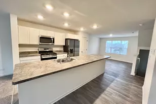 217 Goldenrod Dr, Elgin, IL 60124 - Photo 2