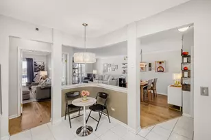 720 Creekside Dr, Mount Prospect, IL 60056 - Photo 2