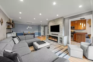 1101 S Hunt Club Dr, Mount Prospect, IL 60056 - Photo 6