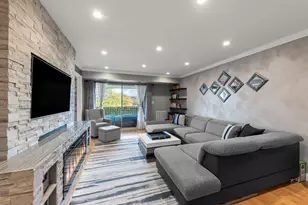 1101 S Hunt Club Dr, Mount Prospect, IL 60056 - Photo 4