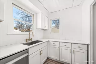 523 Preston Ave, Elgin, IL 60120 - Photo 6