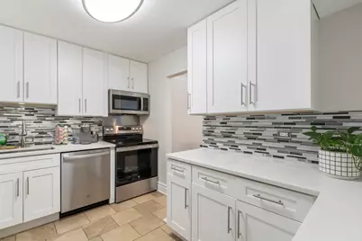 925 Spring Hill Drive #101, Northbrook, IL 60062 - Photo 2