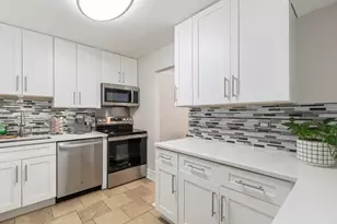 925 Spring Hill Dr, Northbrook, IL 60062 - Photo 2