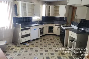 11241 S Nagle Ave, Worth, IL 60482 - Photo 6