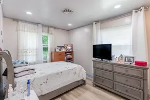 920 Suffolk Ave, Westchester, IL 60154 - Photo 4