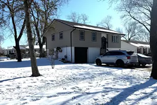 543 Ridge Cir, Streamwood, IL 60107 - Photo 2