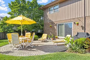 2439 N Windsor Dr, Arlington Heights, IL 60004 - Photo 22