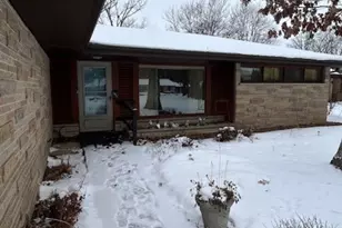 2824 W Bonnie Brook Ln, Waukegan, IL 60087 - Photo 2