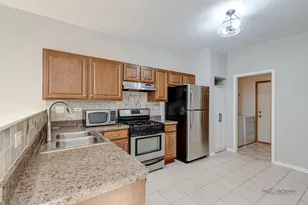 708 Valley View Ct, Aurora, IL 60502 - Photo 10