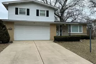 821 W Manor Ct, Glenwood, IL 60425 - Photo 1