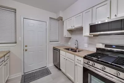 1 W Oak Avenue #C1, La Grange Park, IL 60526 - Photo 2