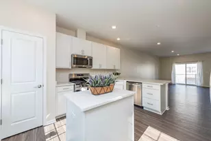 804 Neubauer Circle, Lindenhurst, IL 60046 - Photo 8