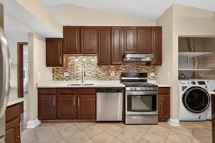 1690 Red Coach Ln, Algonquin, IL 60102 - Photo 8