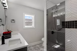 7700 S Paxton Ave, Chicago, IL 60649 - Photo 16