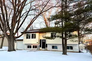 527 Northgate Rd, Lindenhurst, IL 60046 - Photo 1