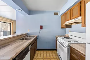 140 E Fountainview Ln, Lombard, IL 60148 - Photo 8