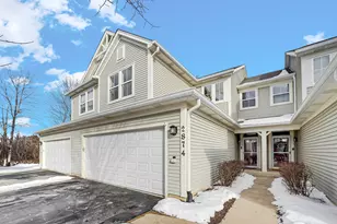 2874 Falling Waters Ln, Lindenhurst, IL 60046 - Photo 4