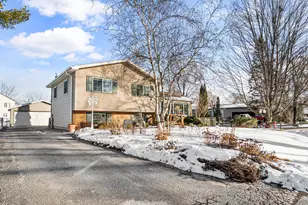 325 Hillandale Dr, Round Lake, IL 60073 - Photo 2