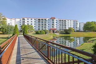 375 Plum Creek Dr, Wheeling, IL 60090 - Photo 2