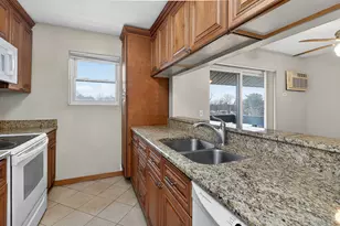 1351 N Winslowe Dr, Palatine, IL 60074 - Photo 8