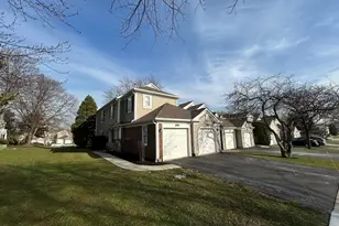 1890 Pebble Beach Cir, Elk Grove Village, IL 60007 - Photo 2
