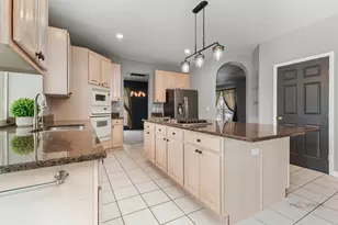 597 Treetop Ln, Gurnee, IL 60031 - Photo 8