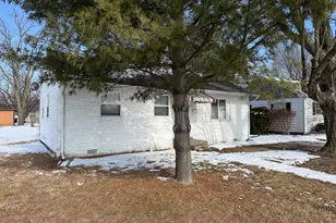 702 E Oak St, Watseka, IL 60970 - Photo 2