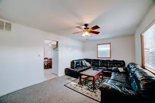 702 E Oak St, Watseka, IL 60970 - Photo 4