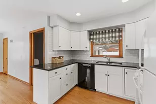 311 Crescent Dr, Sycamore, IL 60178 - Photo 2