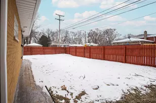 9558 S Sacramento Ave, Evergreen Park, IL 60805 - Photo 4