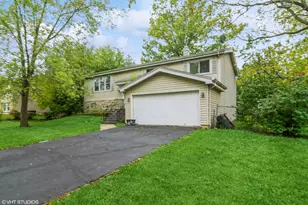 101 Springhill Dr, Bolingbrook, IL 60440 - Photo 2