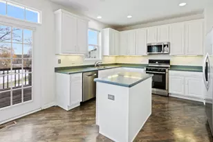 4 Kenilworth Ct, Cary, IL 60013 - Photo 8