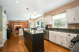 880 Hampton Dr, Carol Stream, IL 60188 - Photo 10