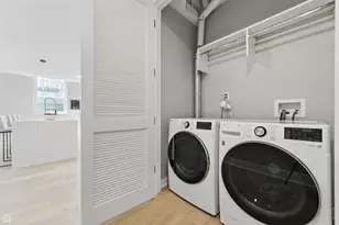 146 W Erie St, Chicago, IL 60654 - Photo 16