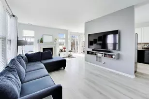 1961 Cobblestone Dr, Carpentersville, IL 60110 - Photo 4