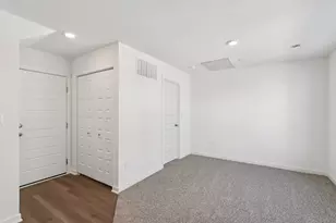 555 Yosemite Wy, Mundelein, IL 60060 - Photo 2