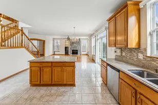 7 Crescent Ct, Streamwood, IL 60107 - Photo 10