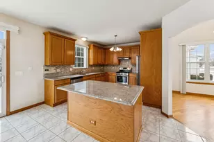 7 Crescent Ct, Streamwood, IL 60107 - Photo 8