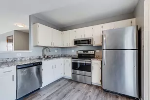 190 S Waters Edge Dr, Glendale Heights, IL 60139 - Photo 8