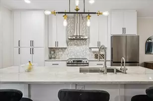 638 W Oak St, Chicago, IL 60610 - Photo 2